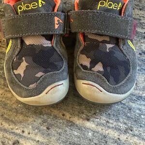PLAE Kids Sneakers - toddler 6 Gray, Orange and camo